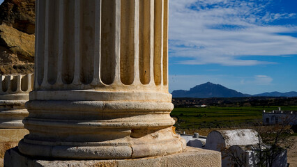 L'area archeologica di Uthina con l'imponente anfiteatro e i resti dell'antica città Romana,...