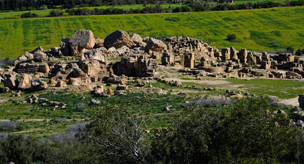 L'area archeologica di Uthina con l'imponente anfiteatro e i resti dell'antica città Romana,...