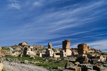 Fototapeta premium L'area archeologica di Dougga,Thugga,con gli spettacolari resti dell'antica città Romana patrimonio mondiali dell'umanità dell'UNESCO ,Tunisia
