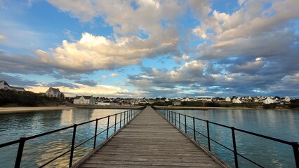 Obraz premium Passerelle des Capucins à Audierne au coucher du soleil