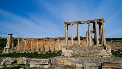 Obraz premium L'area archeologica di Dougga,Thugga,con gli spettacolari resti dell'antica città Romana patrimonio mondiali dell'umanità dell'UNESCO ,Tunisia