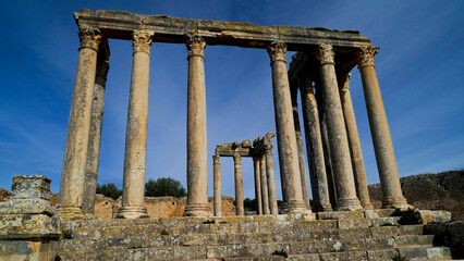 Fototapeta premium L'area archeologica di Dougga,Thugga,con gli spettacolari resti dell'antica città Romana patrimonio mondiali dell'umanità dell'UNESCO ,Tunisia