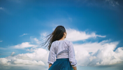 空を見つめる女性