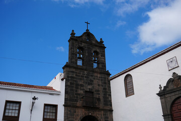 Blick auf den Kirchturm in Santa Cruz auf La Palma 