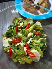 Broccoli and meatballs served in a glass bowl