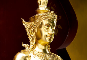 figura religiosa con casco de gala