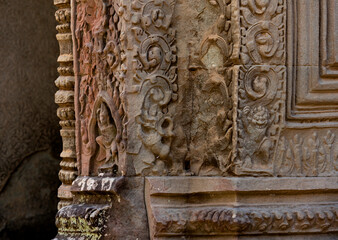 diminutos personajes en la decoración del templo