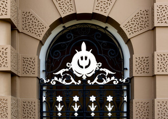 puerta palaciega