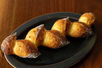 麦の穂の形状に成形したシンプルなハードパン　木製テーブルの背景