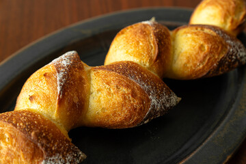 麦の穂の形状に成形したシンプルなハードパン　木製テーブルの背景