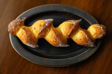 麦の穂の形状に成形したシンプルなハードパン　木製テーブルの背景