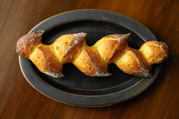 麦の穂の形状に成形したシンプルなハードパン　木製テーブルの背景