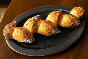 麦の穂の形状に成形したシンプルなハードパン　木製テーブルの背景