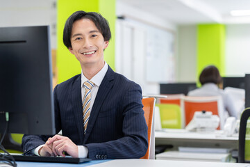 オフィスで働くビジネスマン