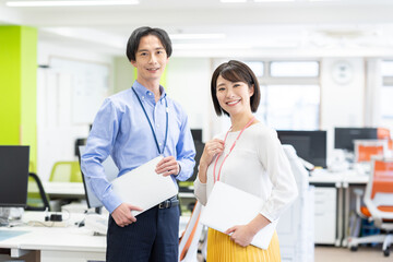 Fototapeta premium オフィスで働く若いエンジニア