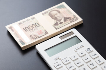 黒背景に100万円と電卓