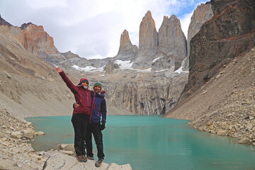 Pareja abrazados en el mirador de las Torres del Paine, Parque Nacional, Chile