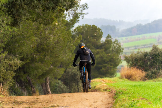 Ciclista por la monta&ntilde;a haciendo ejercicio
