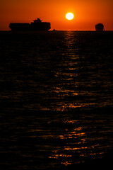 朝日が映える海の光の道と船のシルエット20250101