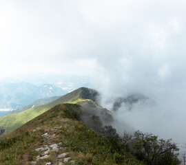Nebelhafter Wanderweg über die Bergkuppe
