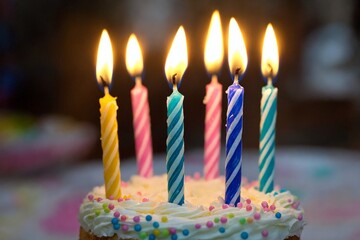Un hermoso pastel decorado con velas de colores encendidas, listo para ser disfrutado en una celebración.