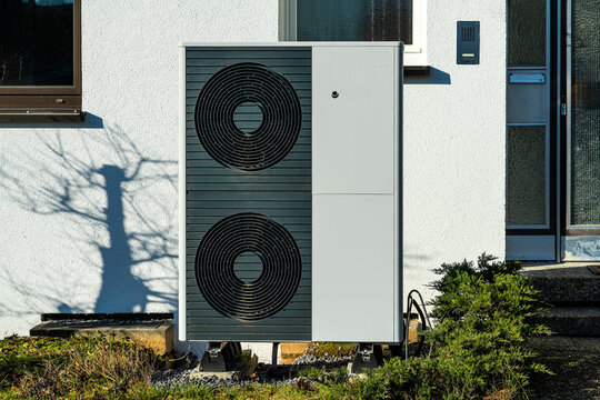 W&auml;rmepumpe vor einem Wohnhaus