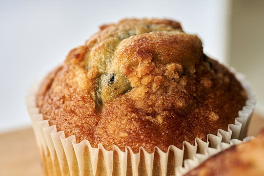 Close-up de un muffin dorado con textura crujiente