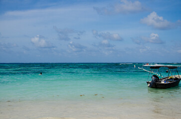 Obraz premium Stunning turquoise waters meet white sand and lush greenery in San Andres, a true Caribbean paradise.