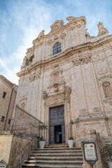 Fototapeta premium Façade curviligne fastueuse de la Chiesa di San Vito Martire, qui abrite le Musée d'archéologie d'Ostuni, la ville blanche, dans les Pouilles, Italie