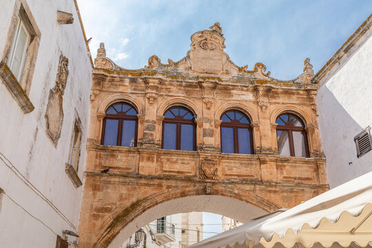 Arco Scoppa, sur la place de la Cath&eacute;drale, reliant le Palazzo Vescovile au Palazzo del Seminario, &agrave; Ostuni, la ville blanche, dans les Pouilles, Italie