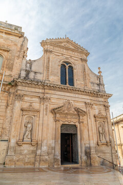 Somptueuse fa&ccedil;ade de Gaetano Jurleo de la Chiesa di San Francesco d&rsquo;Assisi, sur la Piazza della Libert&agrave;, &agrave; Ostuni, la ville blanche, dans les Pouilles, Italie