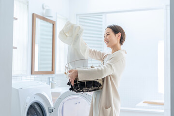 洗濯をする女性