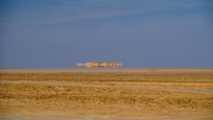  l'effetto Morgana o miraggio nel deserto del Sahara nella regione di Tezeur le località di Ong Jmal 