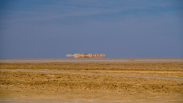  l'effetto Morgana o miraggio nel deserto del Sahara nella regione di Tezeur le localit&agrave; di Ong Jmal 