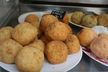 Arancinis dans une assiette