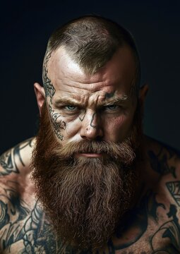 Portrait d'un guerrier viking en gros plan avec une barbe et des tatouages, expression de puissance dans un style cin&eacute;matographique.