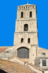Fototapeta premium Clocher de l'église Saint-Trophîme à Arles. France 