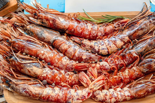 Tiger shrimps (king prawns) with pepper and rosemary.