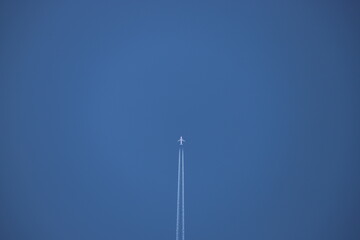 Avi&oacute;n volando a altitud crucero