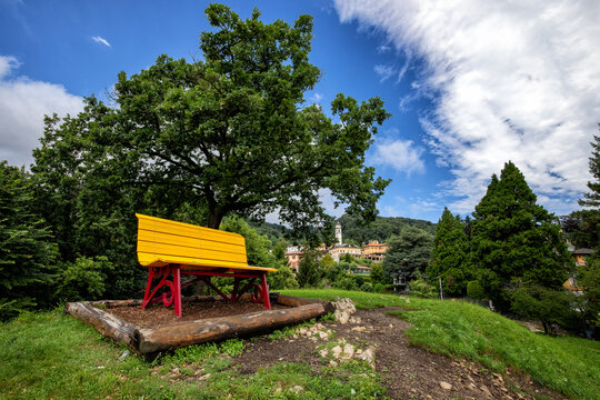 gro&szlig;e gelbe holzbank oberhalb vom comer see
