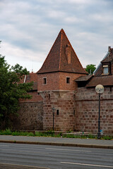 Blick auf die Stadtmauer mit Wachturm in Nürnberg in Oberfranken, Deutschland 