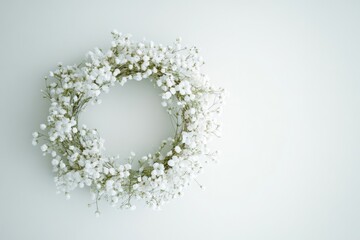 A simple yet elegant circular arrangement of baby's breath in a clear vase, creating a clean and classic floral display.
