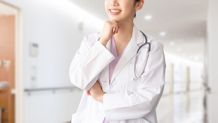 白衣を着た笑顔の女性医療スタッフ