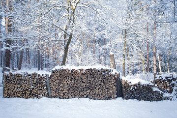 Holzstapel im Schnee