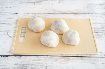 餡子を詰めて丸めた手作り大福