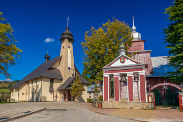Murowany i drewniany kościół w Tyliczu.