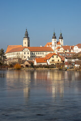 Obraz premium Cityscape with a lake, Telc, Czech republic