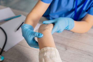 Obraz premium Doctor Checking a Patient’s Broken Arm – Medical Examination and Treatment