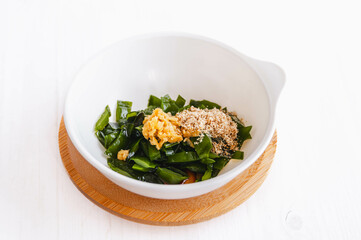 茎わかめを生姜とすりごまとポン酢で和える