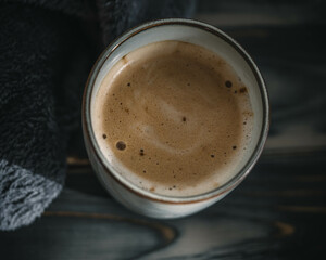 Weihnachtliche Stimmung mit einem heißen Kaffee in dunkler Atmosphäre